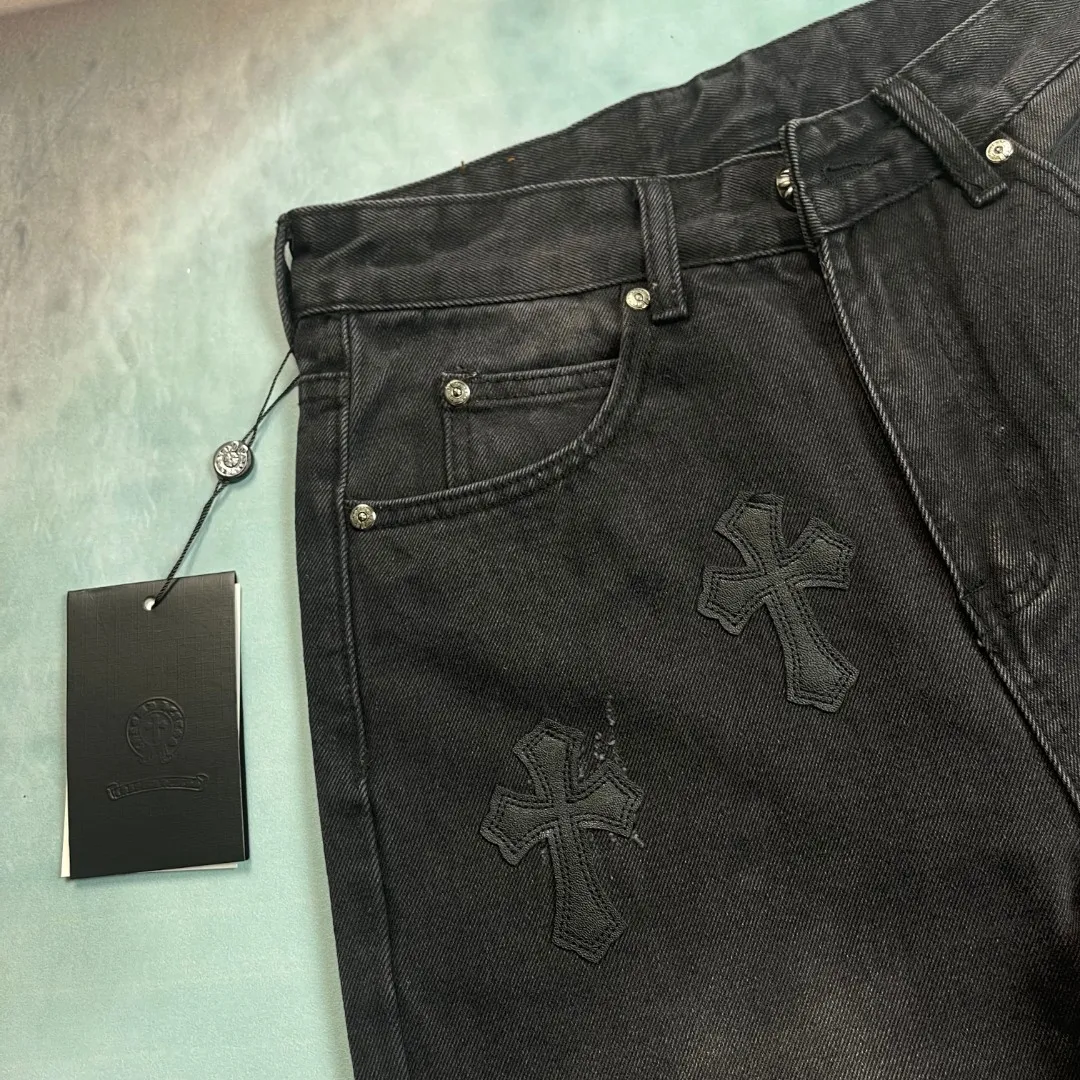 🅿️236 🔘Style No.-KL151 🔘Cro Heart𝐂𝐡𝐫𝐨𝐦𝐞 𝐇𝐞𝐚𝐫𝐭 Classic CH Cross Patch Leather Jeans [Black Black]* The top-notch heavy-duty washing water gives the denim a natural aged texture, making it softer and softer to the touch, and every fold is a filter of age. The calfskin cross is fully laser-cut, with neat lines like works of art, and high-grade matte edges. The distressed silver hardware has its own retro buff, and the buttons and zippers tell a story the more they are used. The straight silhouette is perfect for concealing your body, and the hips become wider and the legs become thicker in seconds. Pair it with short boots to make you look taller, or wear it with dad shoes for a lazy look. You can wear it casually with a white T-shirt and it will make you shine. From the leather to the wiring, everything is top-notch, and you can tell the texture at the first touch - it's not in the same dimension as the currency at all!  Size: S M L XL (28.30.32.34) Color: black with black, black with white, black with pink